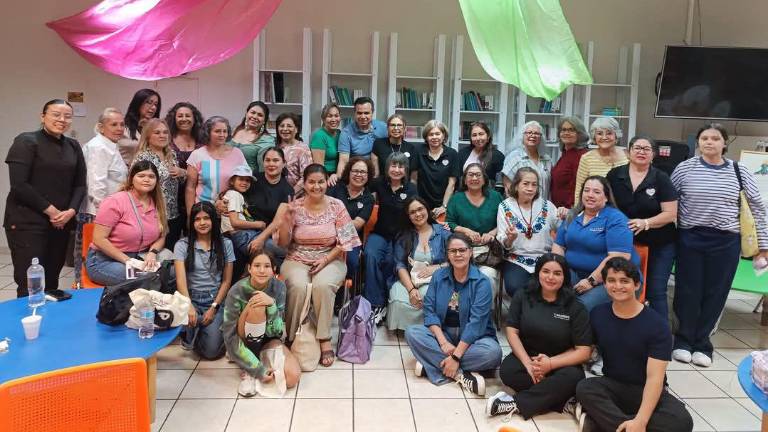 Colectivo Bordamos de Corazón reunió una nutrida asistencia.