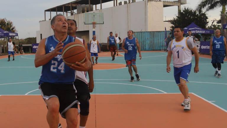 Vector supera a Redpetroil en la categoría Maxi Basket.