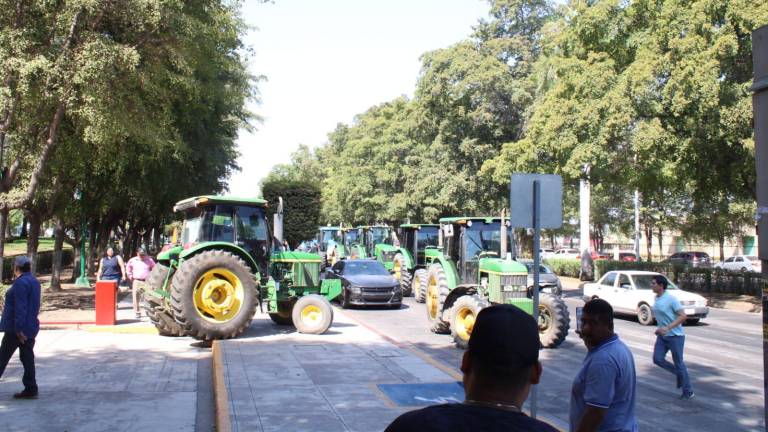Productores de maíz de Sinaloa arriban al Palacio de Gobierno para protestar contra los precios de maíz.