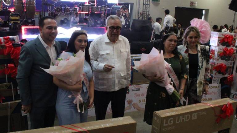 Las mamás recibieron regalos por parte de las autoridades.