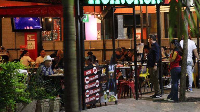 En el Paseo del Ángel, en Culiacán, algunos comercios tuvieron buena afluencia de clientes este sábado.