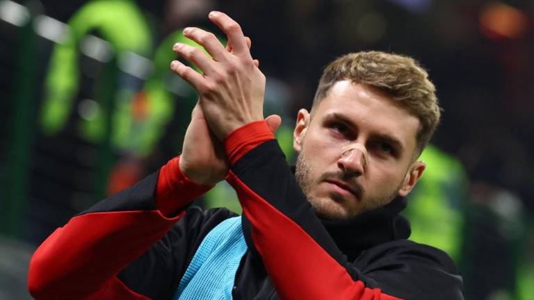 El club busca reforzar su ataque, pero sin afectar la continuidad del ex jugador del Feyenoord.