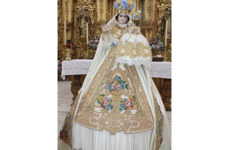 Evocan con vestido donado a Nuestra Señora del Rosario a la tradición infantil de ofrendar flores a la Virgen