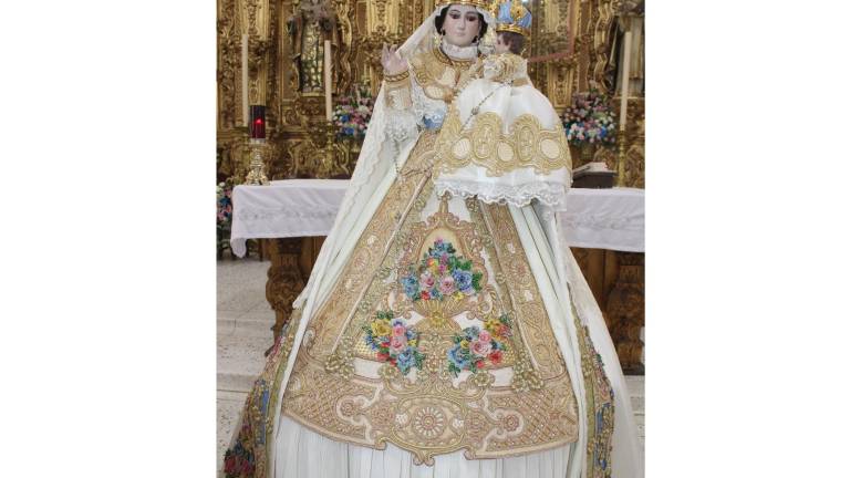 La imagen de Nuestra Señora del Rosario luce su nuevo vestido con bordados florales, donado por la familia Fregoso Robles en honor al mes de María.