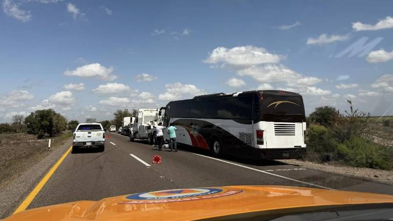 Un autobús de la línea Unidos de Sinaloa chocó contra un tráiler de plataforma, a la altura del kilómetro 158 de la autopista Culiacán-Mazatlán.