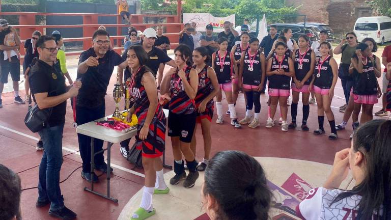 Las jugadoras recibieron medallas y trofeos al término de la competencia.