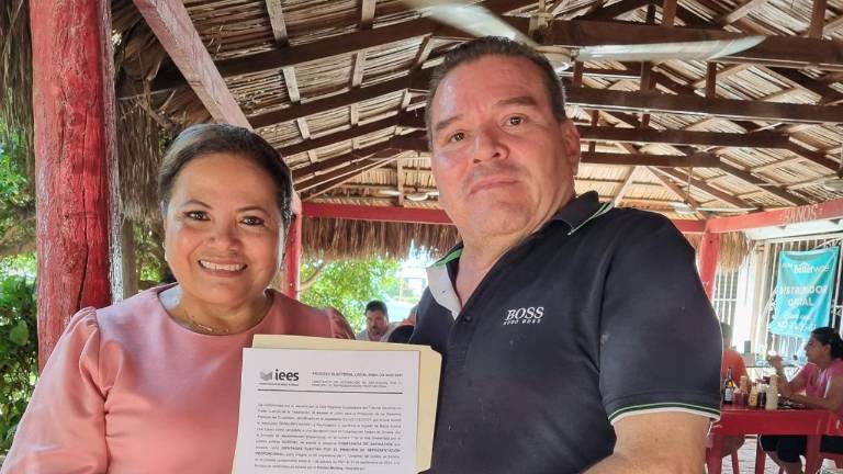María Aurelia Leal López, recibió la constancia que la acredita como Diputada local plurinominal electa.