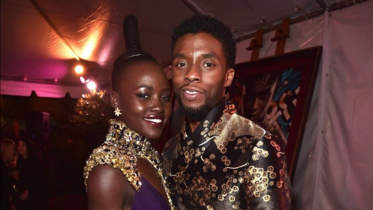 Lupita Nyong’o junto a Chadwick Boseman en una de las premieres de Black Panther.