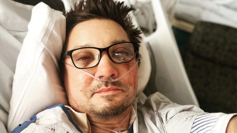 El actor Jeremy Renner agradece desde el hospital las muestras de apoyo.