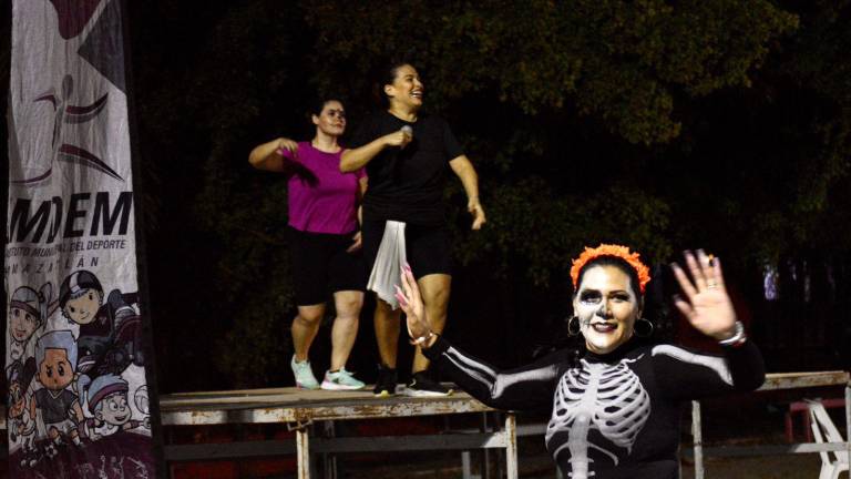 Los participantes usaron vestimenta alusiva a la temporada.