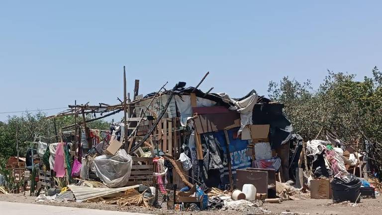 Pese a las constantes rondas de limpieza que se le han hecho, en el Estero del Infiernillo se mantiene un cúmulo de basura en sus faldas.