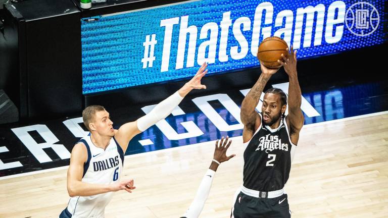 Kawhi Loenard se mostró poderoso ante la defensa de Dallas.