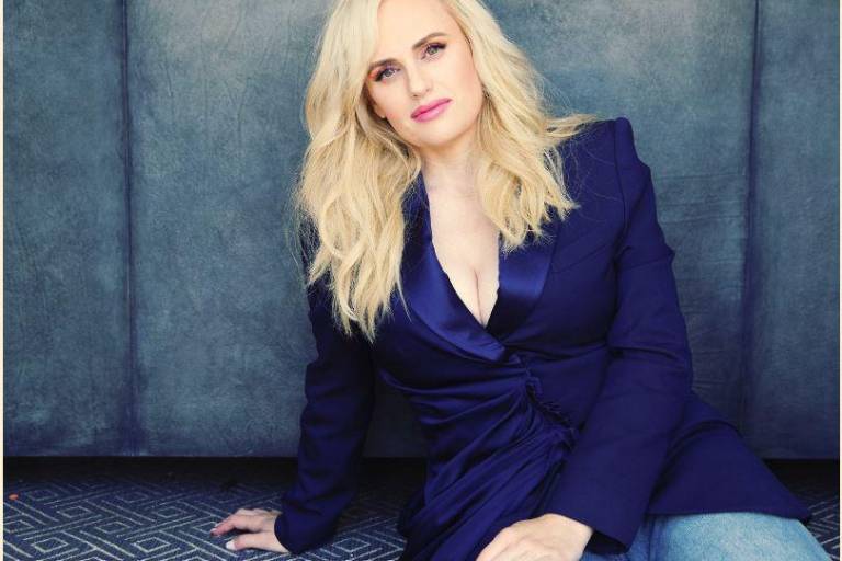 Anuncia la actriz Rebel Wilson su romance con la diseñadora Ramona Agruma