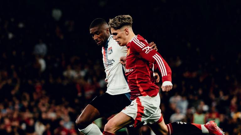 Manchester United avanza en un juego épico.