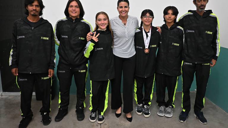 Fabiola Verde, directora del Imdem, junto al equipo mazatleco que representó a Sinaloa en la Olimpiada Nacional Conade 2025 de skateboarding.