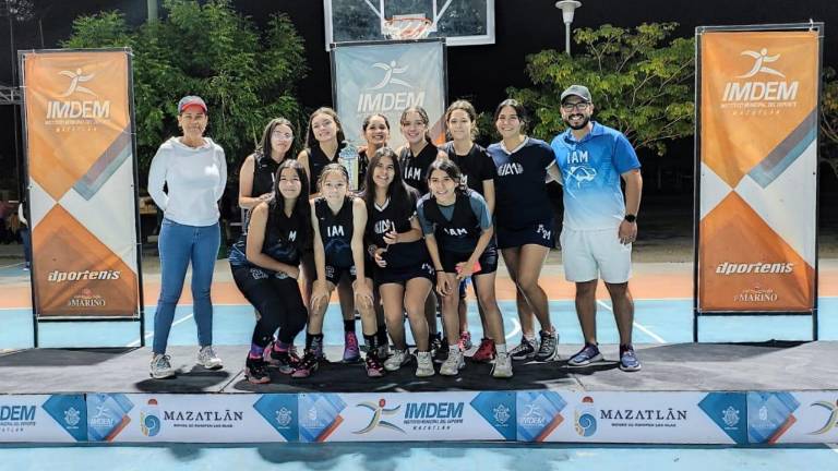 Las escuadras de las diversas categorías son premiadas.