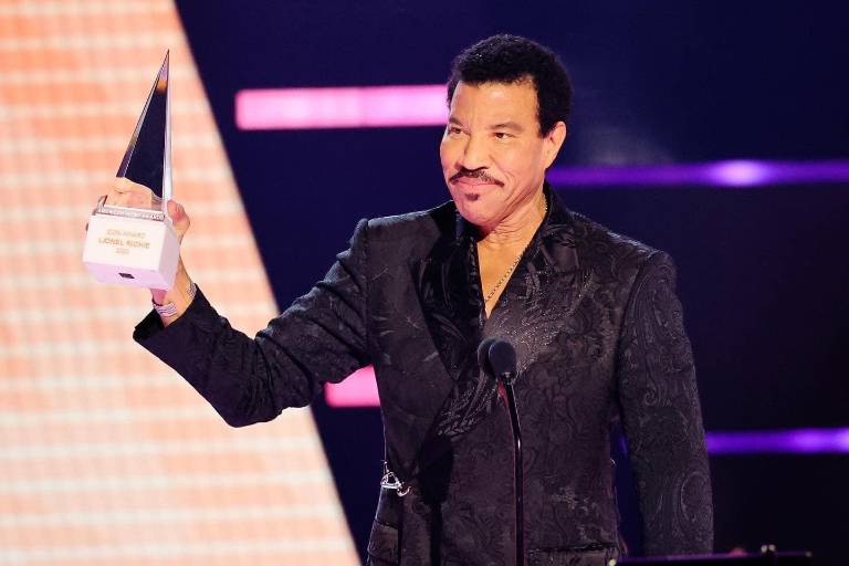Es Taylor Swift la artista del año en los American Music Awards 2022
