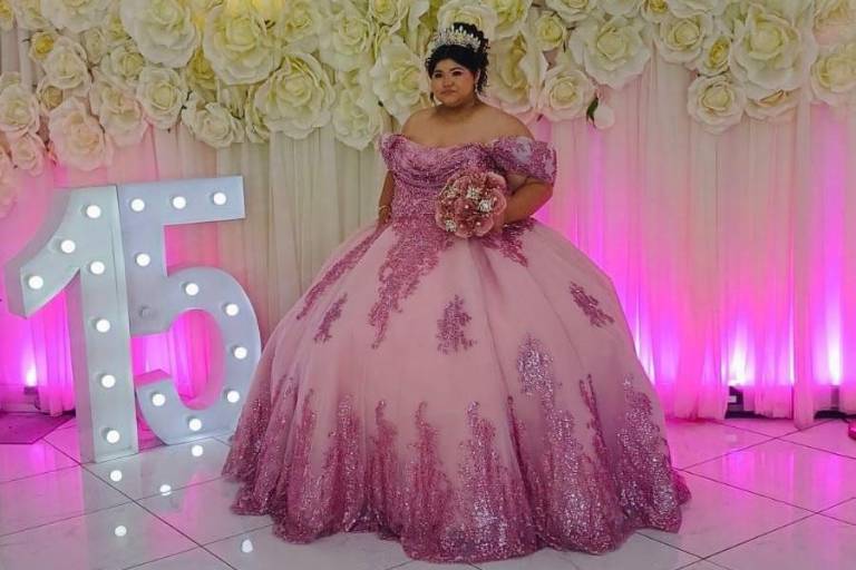 Miranda Calderón celebró sus 15 años rodeada del cariño de su familia.