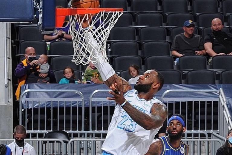 Reaparece LeBron, Lakers ganan y se ponen a un triunfo de evitar el Play-in