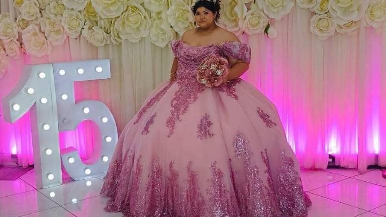 Miranda Calderón celebró sus 15 años rodeada del cariño de su familia.