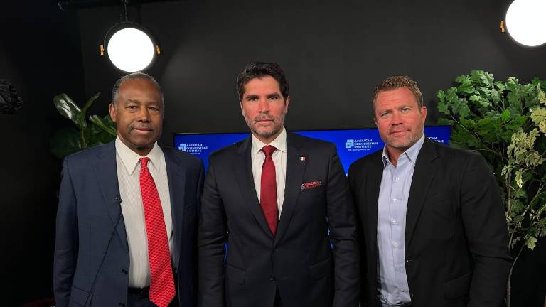 Eduardo Verástegui junto a Tim Ballard y Ben Carson.