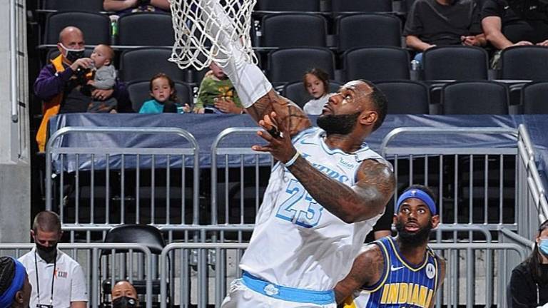 LeBron James tuvo un exitoso regreso a las duelas tras perderse varios encuentros por lesión.