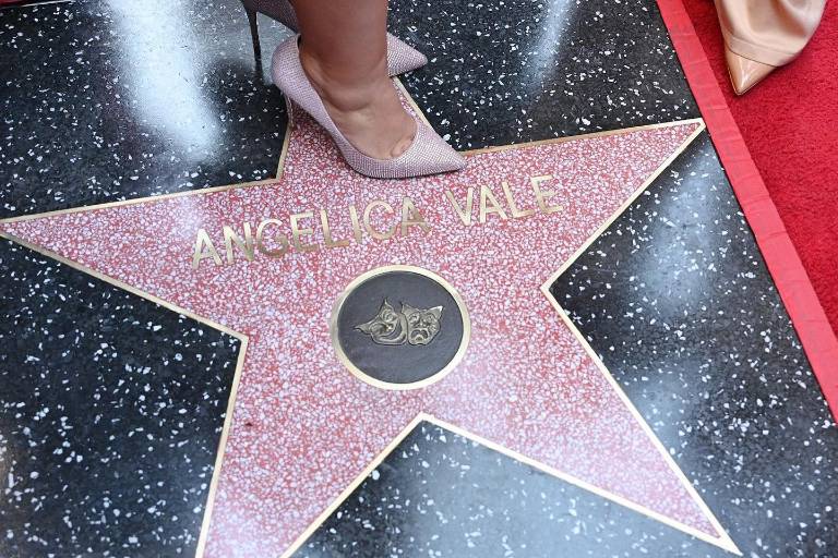 Recibe Angélica Vale su estrella en el Paseo de la Fama, en Hollywood