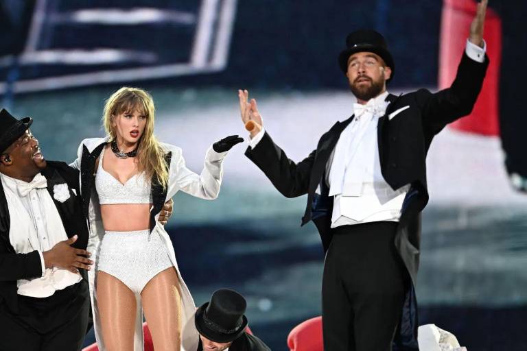 Taylor Swift lleva a Travis Kelce al escenario durante el concierto Eras Tour
