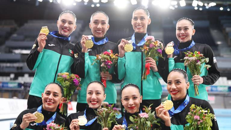 Las mexicanas presumen su medalla de oro.