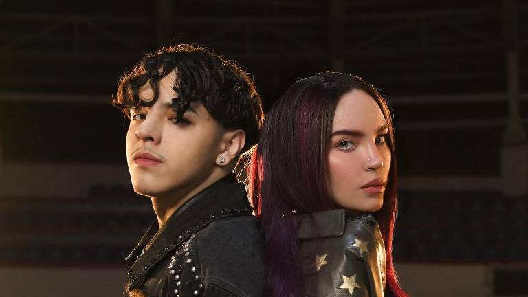 La cantante pop compartió en sus redes sociales un breve adelanto de Mírame Feliz.