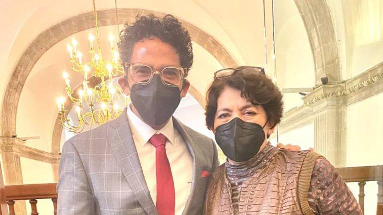 El Secretario de Educación en Sinaloa, Juan Alfonso Mejía López y la titular de la Secretaría de Educación federal, Delfina Gómez Álvarez.