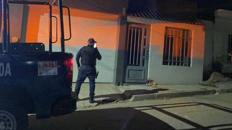 La vivienda presenta impactos de bala en el interior.