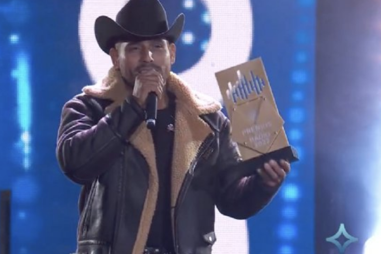 Triunfan Grupo Firme y Carín León en Los Premios de la Radio 2022