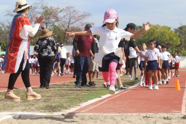 Estudiantes de preescolar viven mañana deportiva y de fiesta en la Unidad Deportiva Benito Juárez