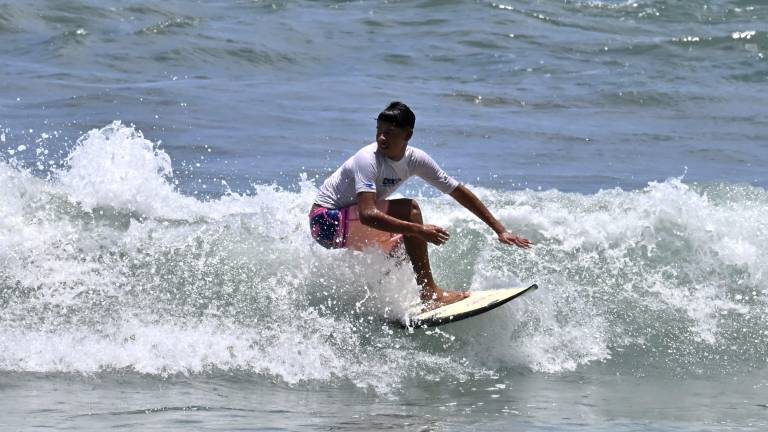Surfistas de Nayarit y Sinaloa se dieron cita en Playa Brujas para ser parte del evento.