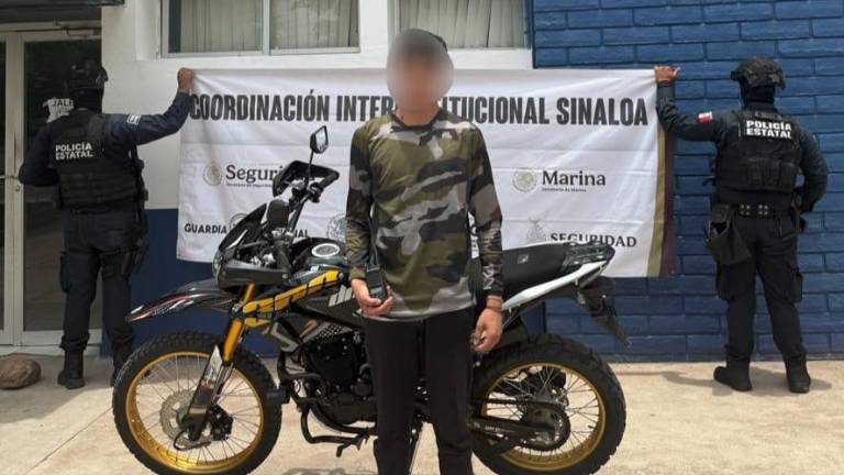 El detenido llevaba un radio donde se reportaban ubicaciones de fuerzas de seguridad; quedó a disposición de la Fiscalía.