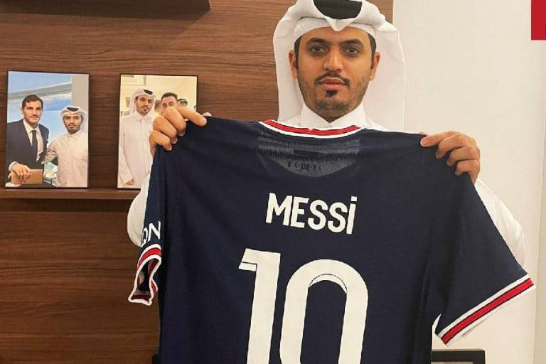 Jeque de Qatar muestra la playera del PSG con el ‘10’ y el nombre de Lionel Messi