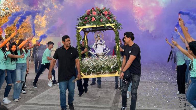 Durante el peregrinar, una estela de color púrpura rodeó a la Virgen.
