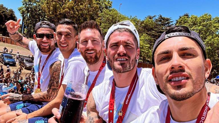 La Selección de Argentina, encabezasdos por Lionel Messi, durante el desfile en Buenos Aires.
