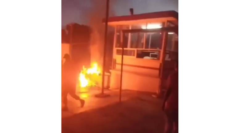 Durante los disturbios, los reclusos provocaron incendios al interior de las instalaciones.