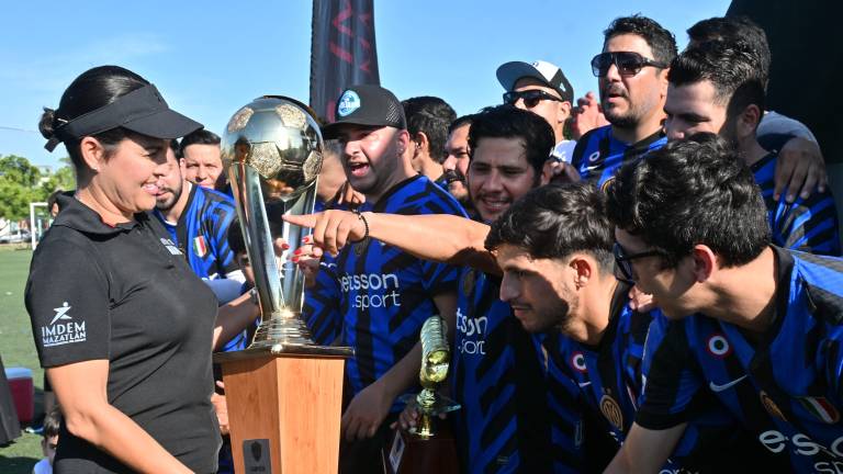 Fabiola Verde, directora del Imdem, entrega el trofeo de campeón al equipo Pata Salada.