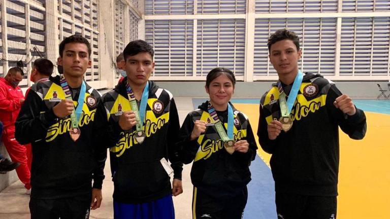Los pugilistas sinaloenses muestran sus medallas.