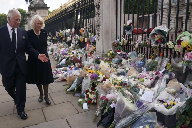 El Rey Carlos y su esposa Camila Parker acuden al Palacio de Buckingham