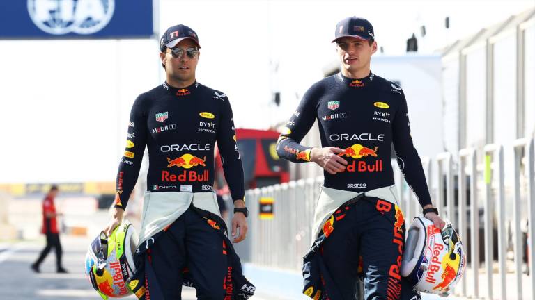 El piloto mexicano Sergio “Checo” Pérez junto con su compañero de escudería, Max Verstappen.