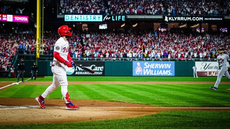 Bryce Harper inauguró el festival de jonrones particular que los Filis armaron en el Juego 3 de la Serie Mundial.