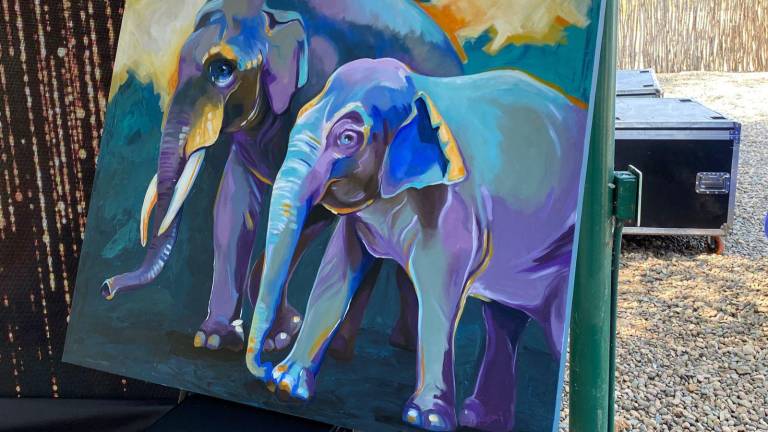 La artista mexicana, Paloma Espinoza donó un cuadro de la imagen de Bireki y Big Boy caminando.