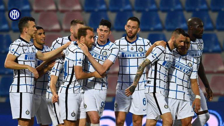 Christian Eriksen es felicitado tras abrir el marcador en favor del Inter.
