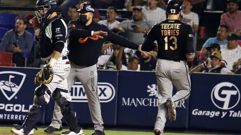 Nick Torres anota una de las carreras con las que Naranjeros de Hermosillo ganó en Monterrey.