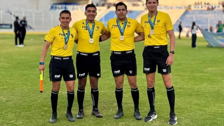Alejandro Rodríguez (tercero de izquierda a derecha) busca ascender a árbitro de Liga de Expansión MX.