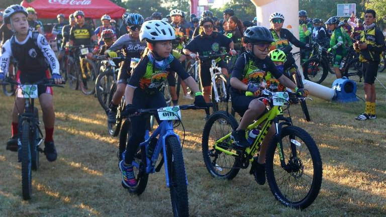 Chicos y grandes participan en el evento.